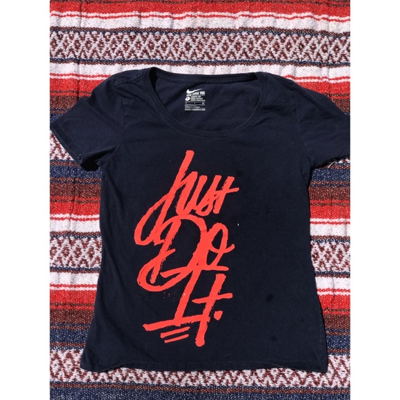 𝑵𝒊𝒌𝒆 𝑻𝒆𝒆-𝑺𝒉𝒊𝒓𝒕 ✌︎︎ - Picture 2 of 4